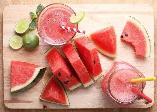 晒着太阳吃瓜,晒着太阳，尽享美味瓜果