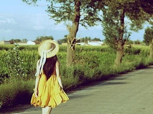 吃瓜背影照片,一张背影照片引发的思考