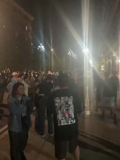 情侣打架吃瓜视频,吃瓜群众围观热议！