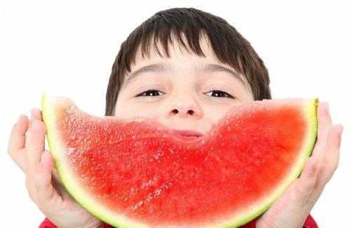 乖巧宝宝吃瓜壁纸,萌态壁纸萌化人心